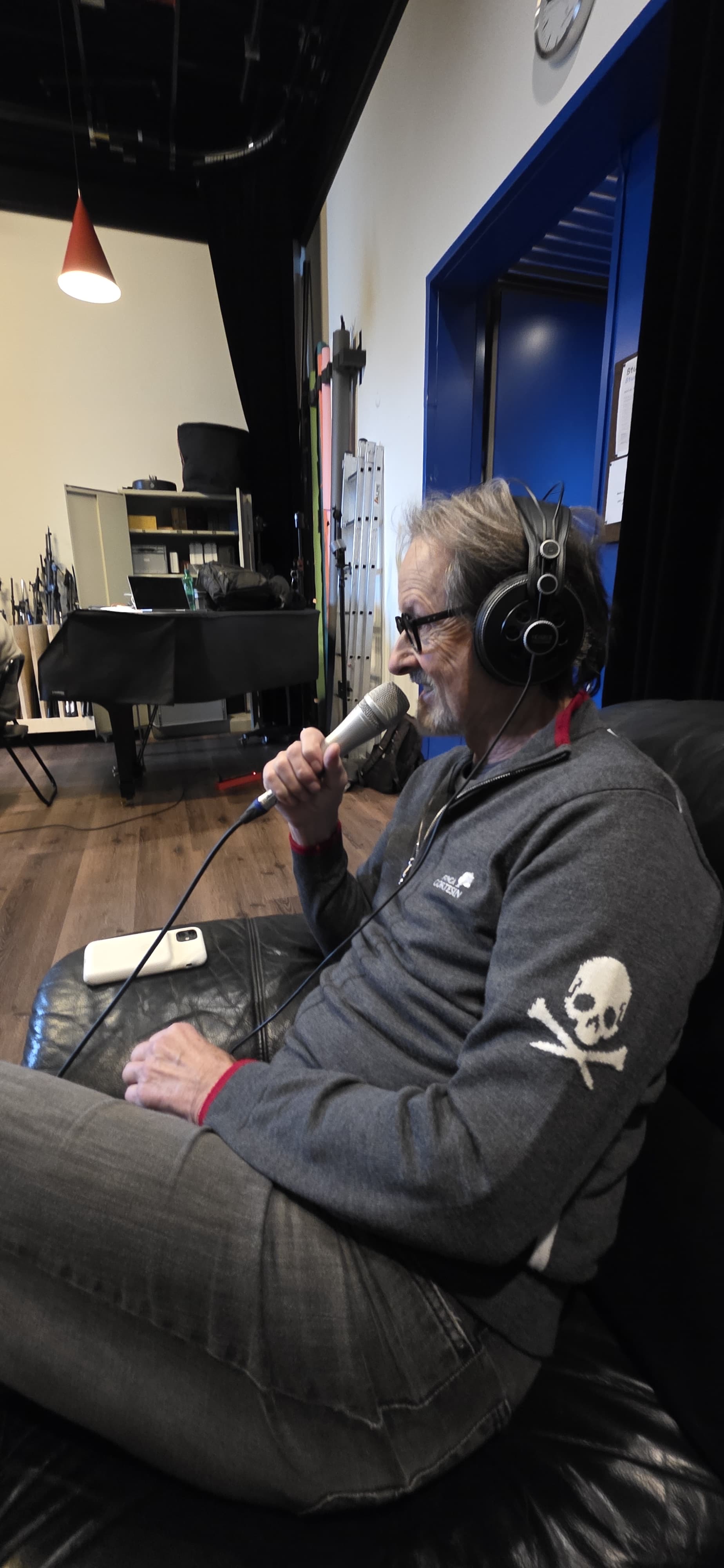 Bandmitglieder im Studio in entspannter Atmosphäre