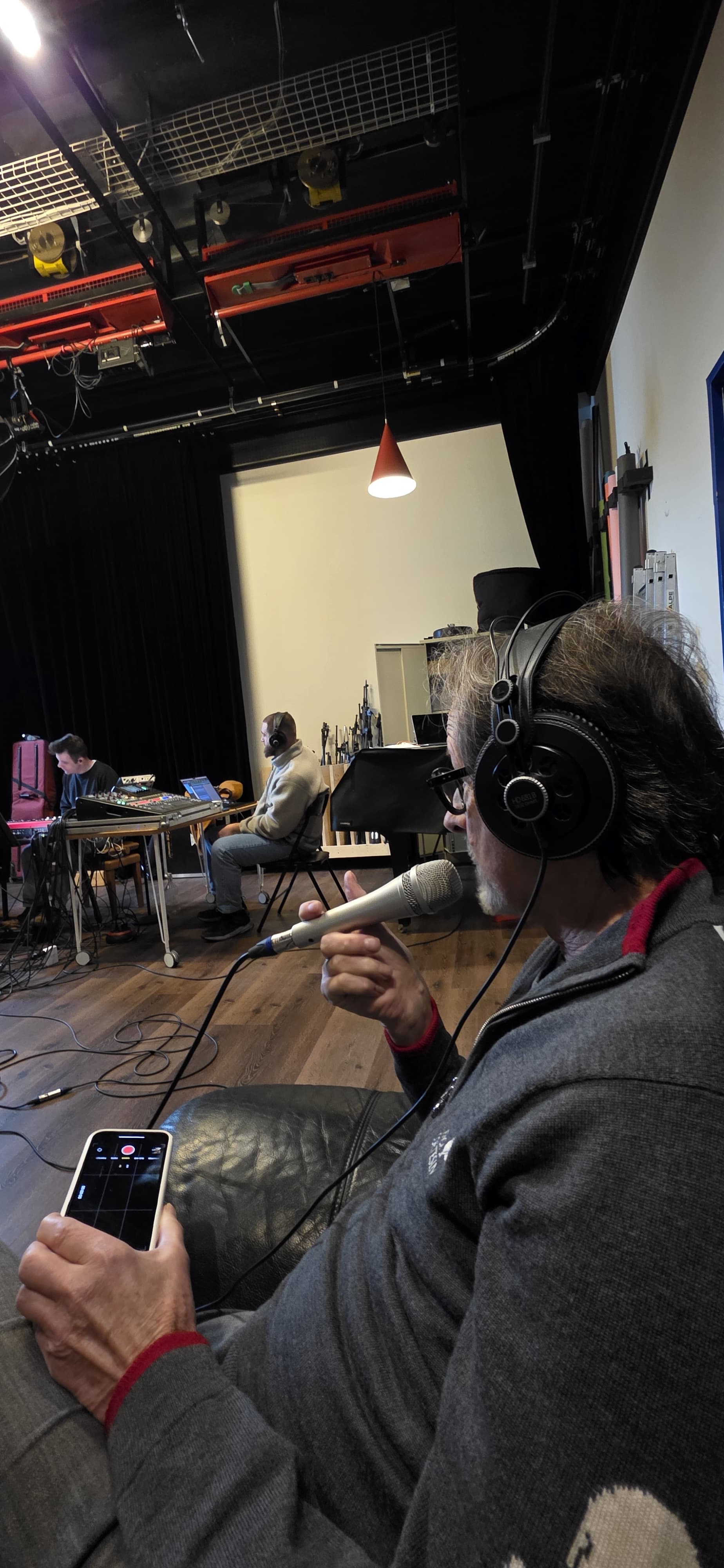 Gruppenfoto der Band im Studio