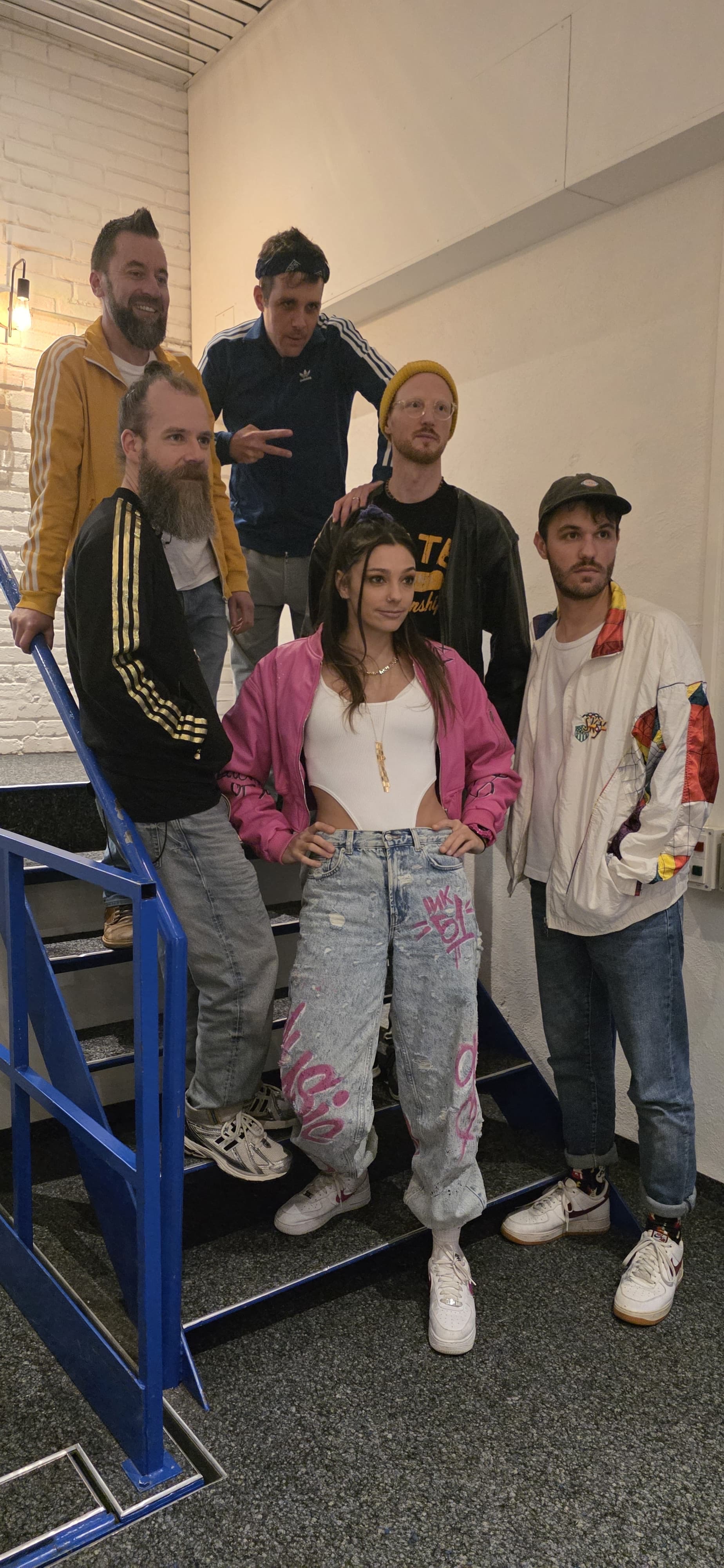 Sängerin der Band mit Mikrofon auf der Bühne