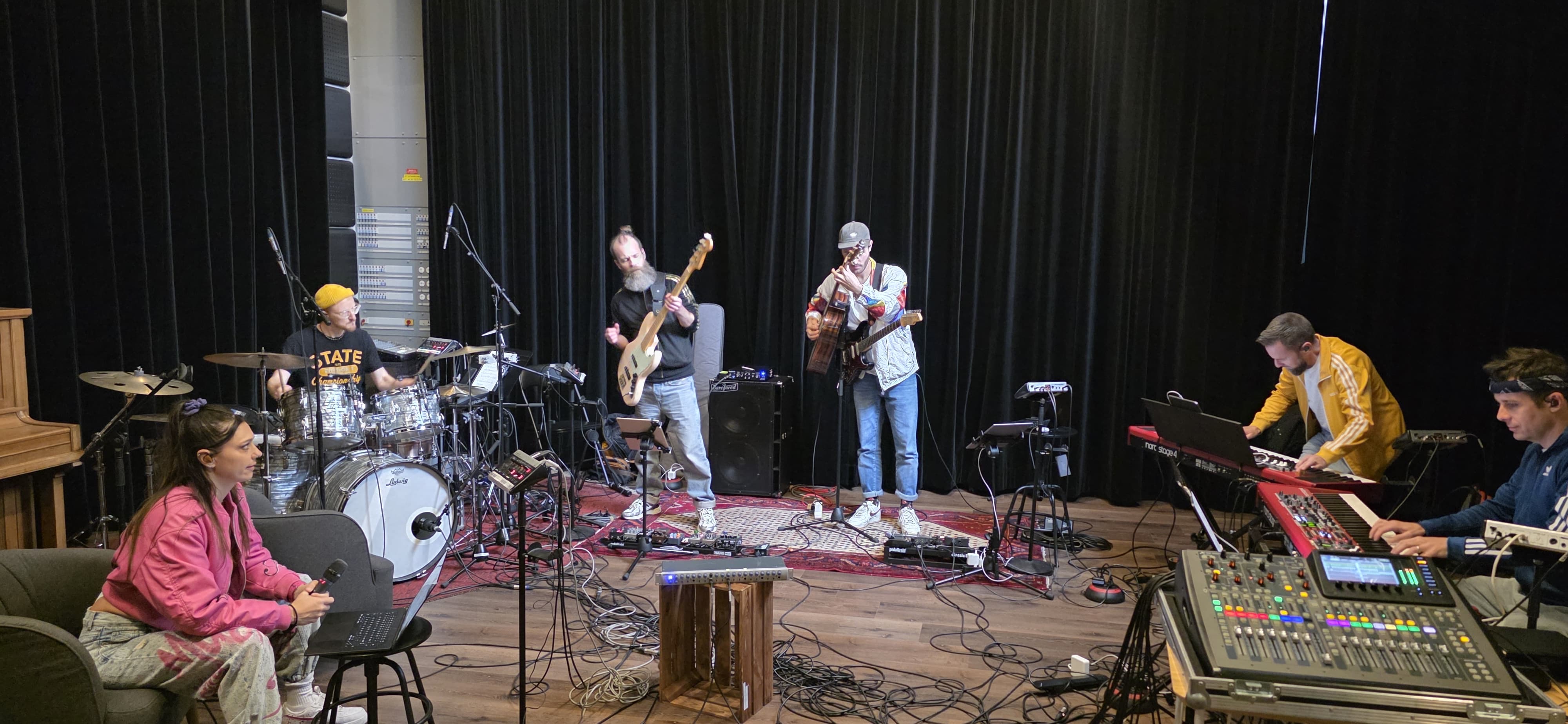 Keyboarder der Band beim Spielen auf der Bühne