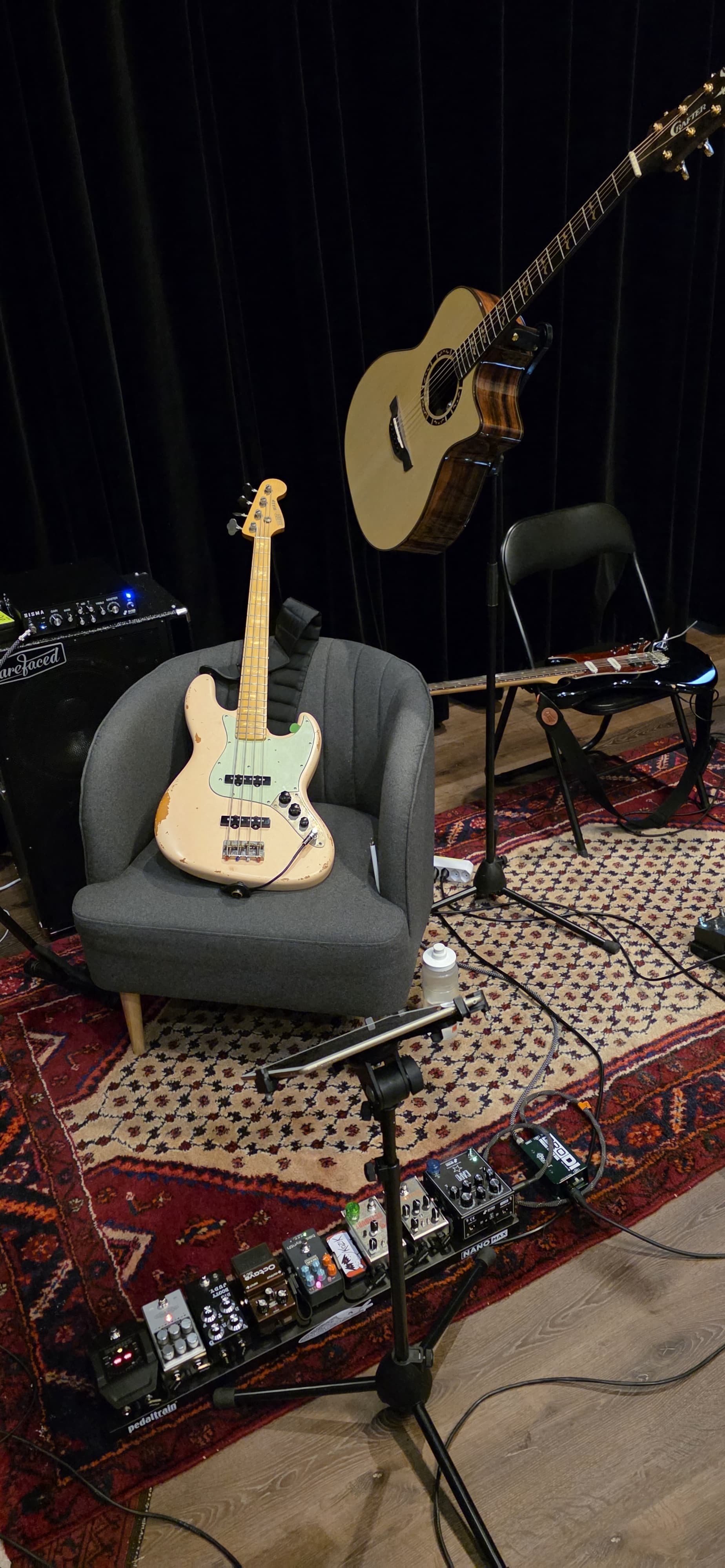 Bandaufnahme im Studio mit mehreren Musikern